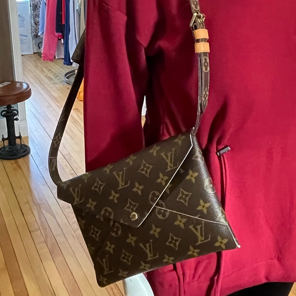 New Louis Vuitton Large kirigami ,change purse , strap & insert .